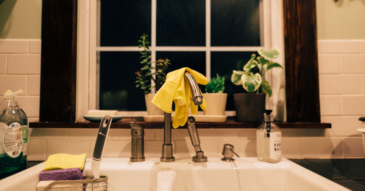 Protective gloves. Photo by K on Pexels.