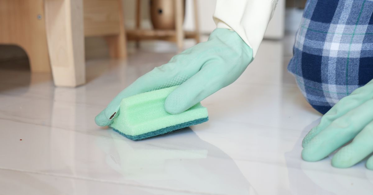 Nitrile vs Latex Gloves for Laboratory Work: A Buyer's Comparison